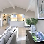 Modern With Incredible Panoramic Views Apartmán