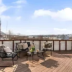 Modern With Incredible Panoramic Views 公寓